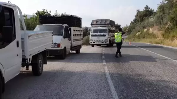 Kamyonet kasasındaki 14 kişi ve sürücüye Kovid-19 tedbirlerine ihlalden ceza