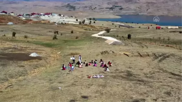 Çalıkuşu Tuğba, köylerde okuma atölyeleri kurarak öğrencilerin gönlüne dokunuyor