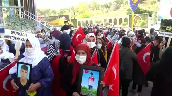 Terör mağduru aileler HDP il binası önünde eylem yaptı