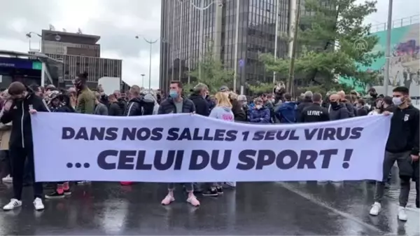 Paris'te Kovid-19 nedeniyle spor salonlarının kapatılması protesto edildi