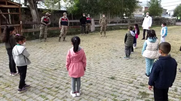 Jandarma öğrencilere maske ve boyama kitabı dağıttı