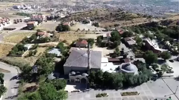 Ecdat yadigarı camilerden depremin izleri siliniyor