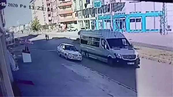 Hafif ticari araç ile otomobil çarpıştı: 1'i bebek 4 yaralı