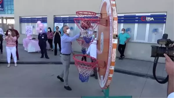 Sağlıkçılar basket atarak meme kanseri için farkındalık oluşturdu