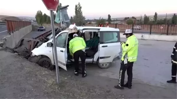 Kırıkkale'de hafif ticari araç devrildi: 1 ölü, 2 yaralı