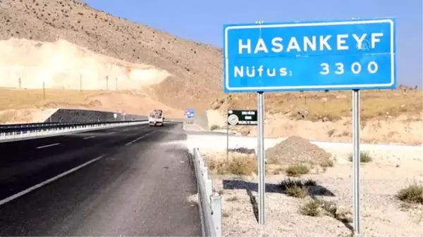 Hasankeyf'te tekne paraşütü keyfi