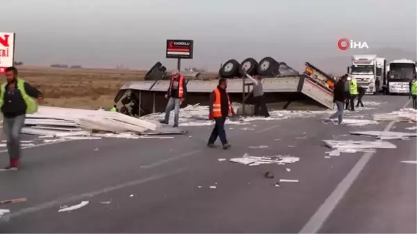 Tır, pancar yüklü traktöre çarptı: 3 yaralı