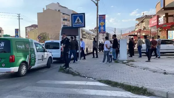 Mahalle arasına kaçan kaçak göçmenleri polis yakaladı