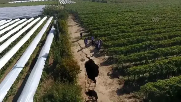 Deprem uzmanları, Sarıgöl'de oluşan geniş yarıkları inceledi