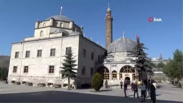 Harakani Türbesi'nde Mevlid Kandili yoğunluğu