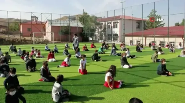 Öğrencilere halı sahada Peygamber Efendimizin çocuk sevgisi anlatıldı