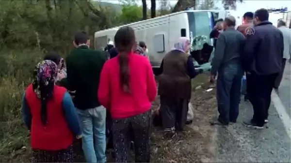 Isparta'da midibüsle otomobil çarpıştı: 15 yaralı