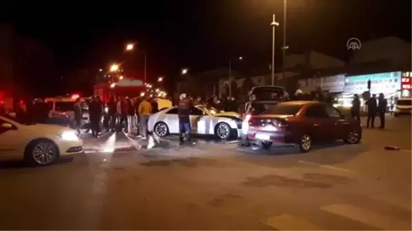 Bayburt'ta 3 otomobilin karıştığı zincirleme trafik kazasında 7 kişi yaralandı