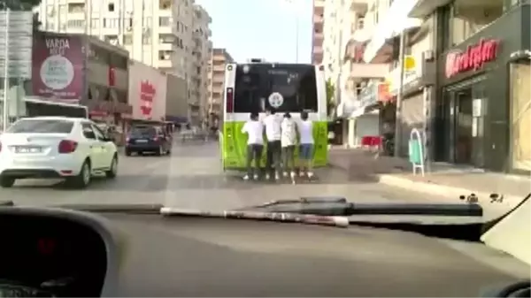 Otobüse tutunan patenli gençlerin tehlikeli yolculuğu - ADANA