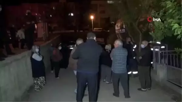 Evin fayansları patladı, apartman sakinleri deprem korkusuyla geceyi dışarda geçirdi