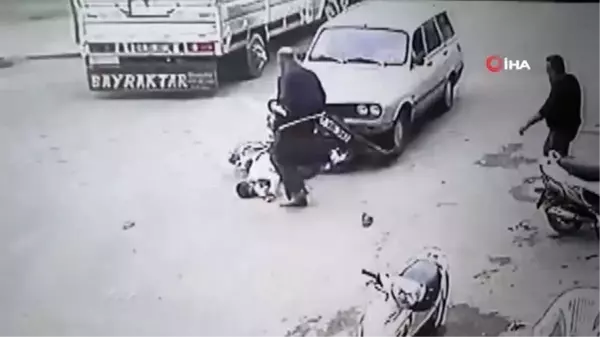 Son dakika... Motosikletin aracın altında kalma anı kamerada