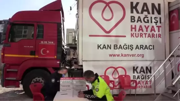 Telsiz anonsunu duyan polisler kan bağışına koştu