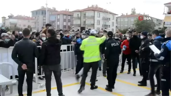 Pazar yeri kura çekiminde gerginlik... Pazarcı esnafı kura çekimine katılmayınca kuraları belediye ekipleri çekti