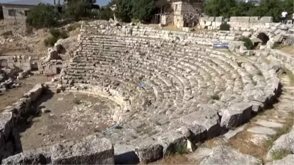 Uzuncaburç Antik Kenti'nde üzüm pekmezi yapma geleneği binlerce yıldır sürüyor