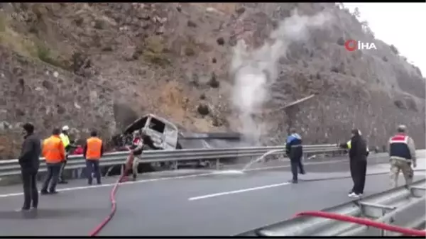 Seyir halindeki tır önce istinat duvarına çarptı, sonra alevlere teslim oldu