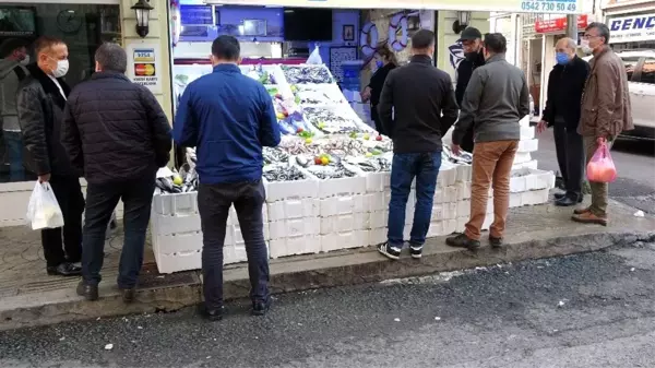 Ordu'da balıkçı tezgahları şenlendi, vatandaşlar adeta balık sırasına girdi