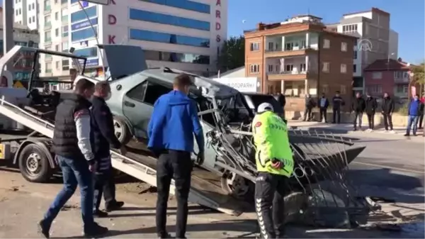 Bariyerlere çarpan ehliyetsiz sürücü yaralandı