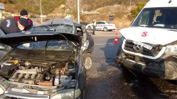 Servis aracıyla otomobil çarpıştı 1'i ağır 7 yaralı