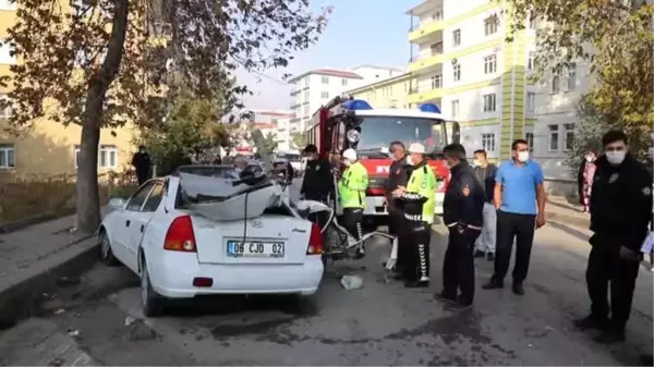 Otomobil park halindeki otobüse çarptı: 1 ağır yaralı