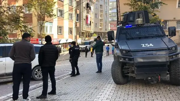 Son dakika haberleri! Esenyurt'ta park halindeki aracın kundaklanması kamerada