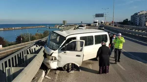 Samsun'da panelvan minibüs viyadükteki bariyerlere çarptı: 3 yaralı