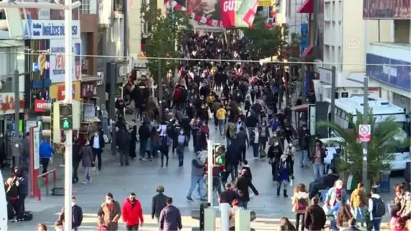 Son dakika haberi... Kovid-19 vaka sayısında artış kaydedilen İzmir'in işlek noktalarında yoğunluk gözlendi