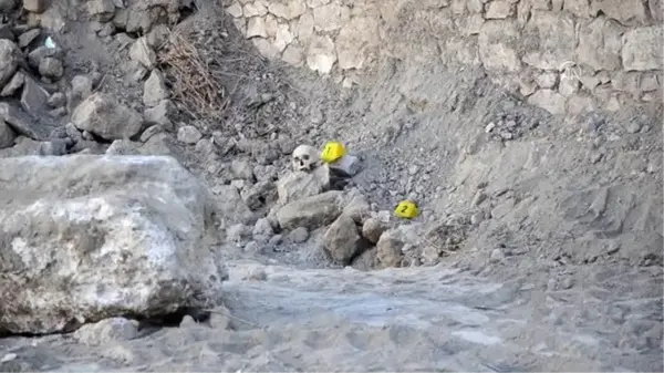 Yıkılan metruk binada kafatası ve kemik parçaları bulundu