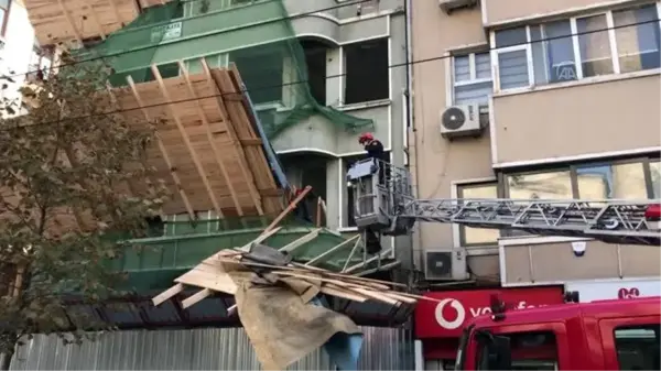 Çemberlitaş'ta boş binadan düşen molozlar nedeniyle tramvay seferleri aksadı