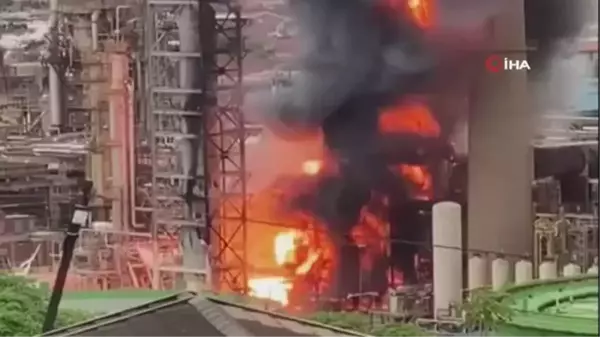 Güney Afrika'da petrol rafinerisinde korkutan yangın