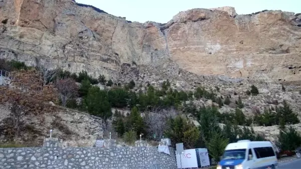 Akdeniz açıklarındaki 5.2'lik deprem 150 kilometre uzaklıktaki Karaman'da kayaları yerinden oynattı