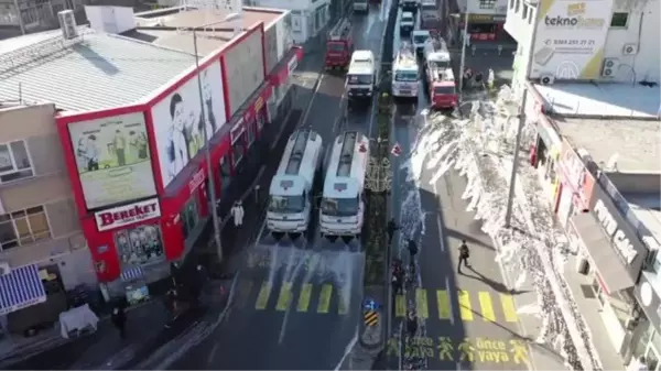 Cadde ve sokaklar köpüklü suyla yıkandı