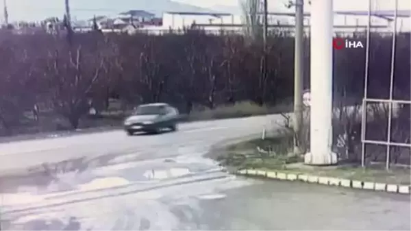 Isparta'da 2 otomobilin çarpıştığı kaza güvenlik kameralarına yansıdı