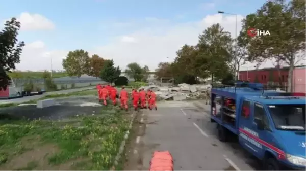 Jandarmanın İstanbul depremi tatbikatı gerçeğini aratmadı