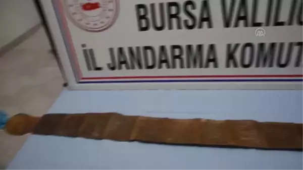 Tarihi eser olarak değerlendirilen kitabı jandarmaya satmak isterken yakalandılar