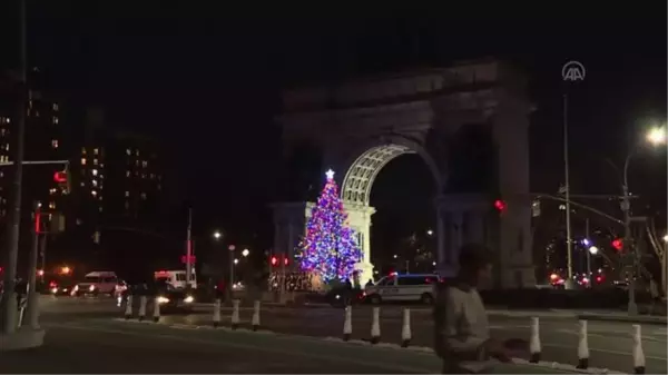 Göçmenleri tasvir eden heykel Noel kutlamaları kapsamında sergilendi