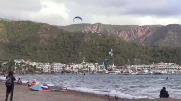 Marmaris'te adrenalin tutkunları sörf keyfi yaşadı