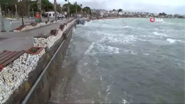 Şiddetli lodos çatı uçurdu, deniz kabardı