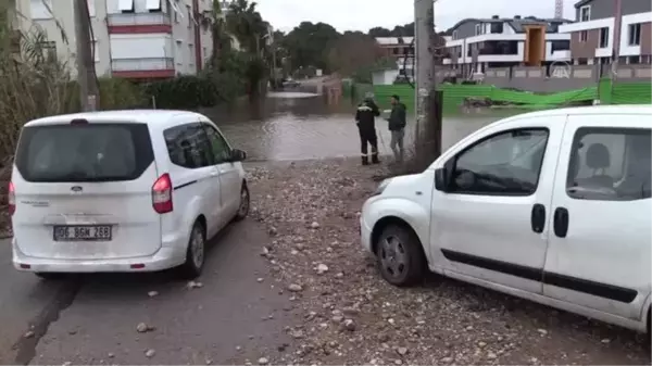 Kuvvetli yağışta evlerini su basan vatandaşların temizlik çalışması sürüyor