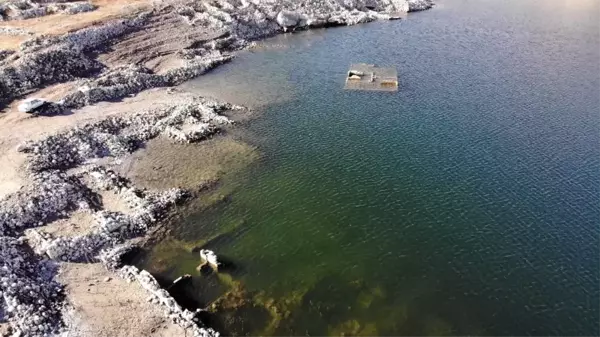 Sular çekildi, eski köy gün yüzüne çıktı