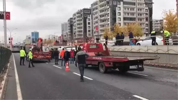 DİYARBAKIR - Yolcu minibüsü devrildi: 7 yaralı - Güvenlik kamerası