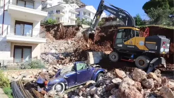 Kaş'ta göçük altında kalan otomobil çıkarıldı