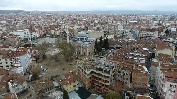 Paşa Camisi'nin siluetine gölge düşüren binalarda çalışma başladı