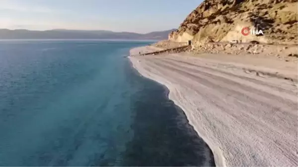 Son dakika haber! - Su seviyesi azalan Salda Gölü'nde küçük adacıklar oluştu- Salda Gölü'nün su seviyesi yaklaşık 30 metre çekildi- Kuraklık Salda Gölü'nü de etkiledi-...