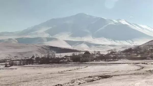 Son dakika haberleri: Çocuklar karlı tepeleri kayak pistine dönüştürdü