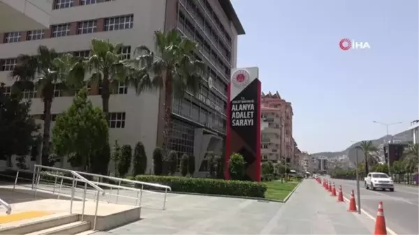 Boğazına bıçak dayadığı Rus turiste cinsel tacizde bulunup gasp etti